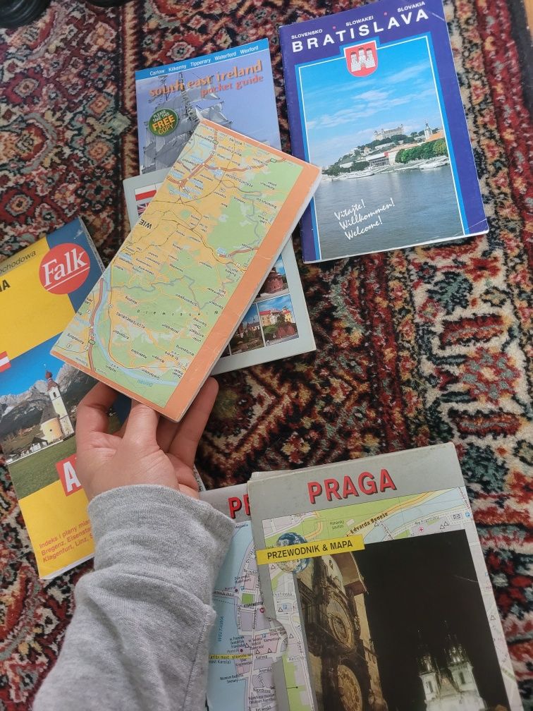 Stare mapy samochodowe i przewodniki