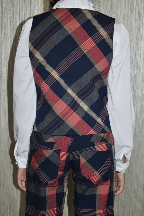 Шкільний костюм в клітину від Mone, жилет та штани. Розмір - 146