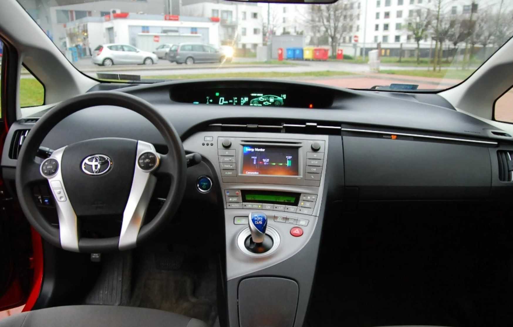 Toyota Prius  приус капот дверь стабилизатор крыло четверть двигатель