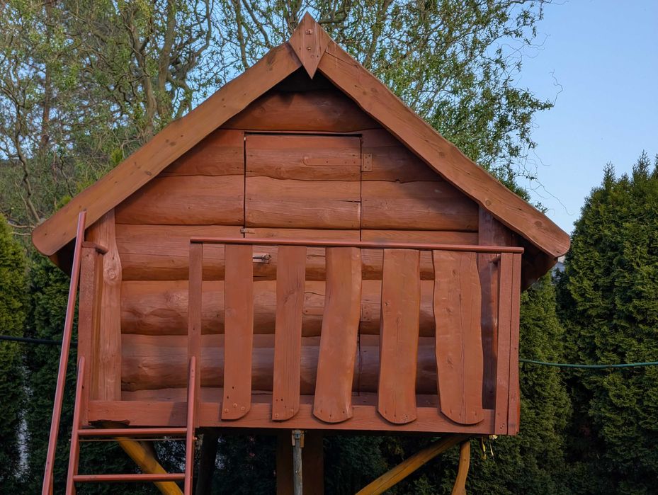 Drewniany domek na kurzej łapce