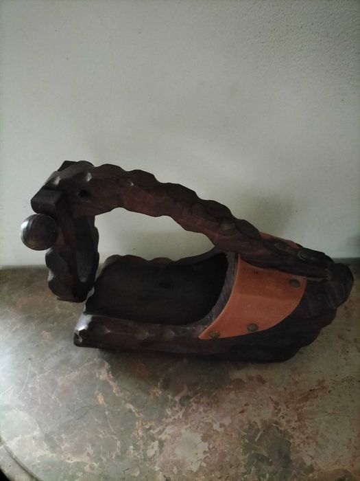Suporte em madeira para garrafas