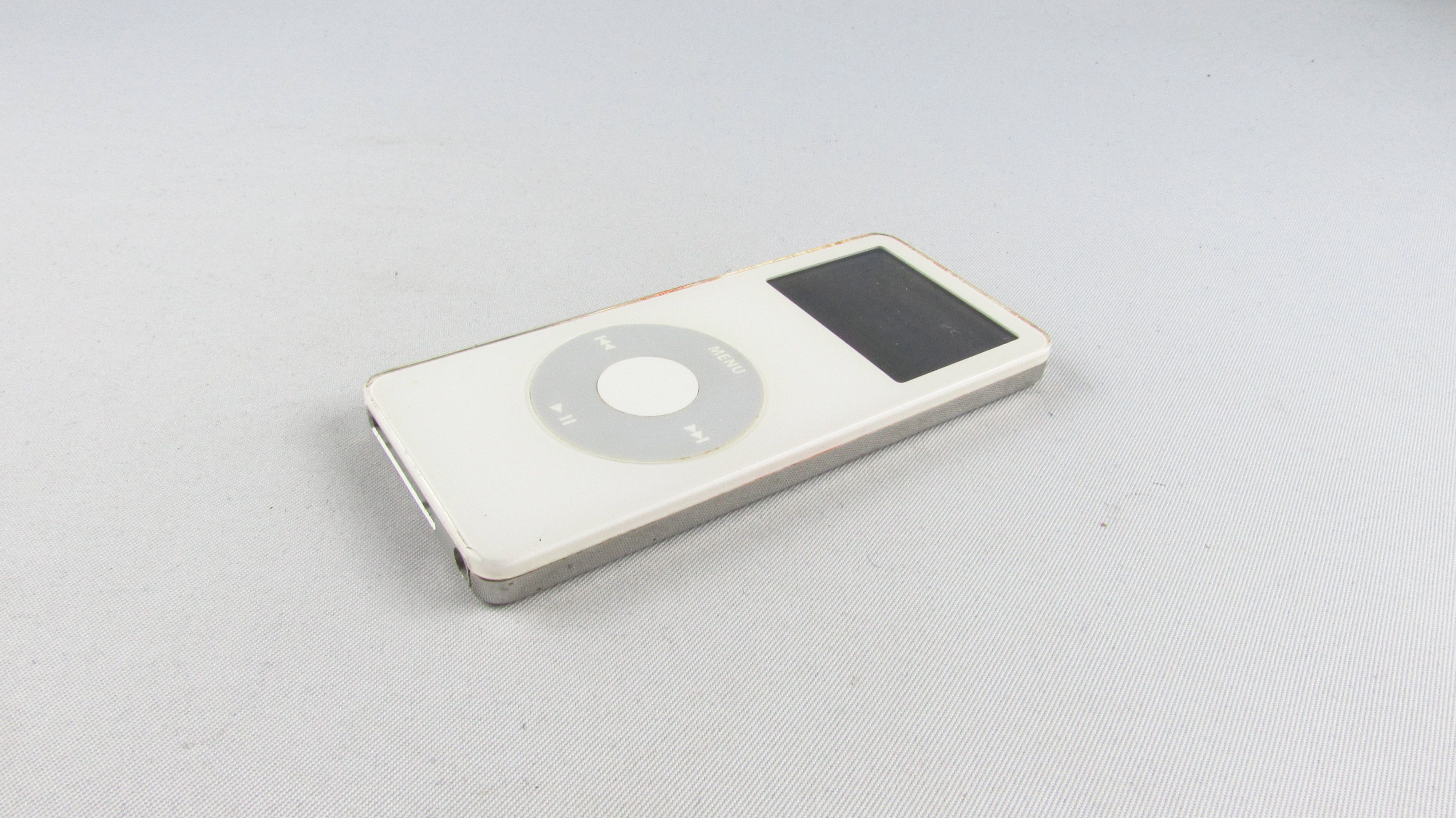 APPLE - iPod Nano 2gb A1137 1 generacja biały + etui