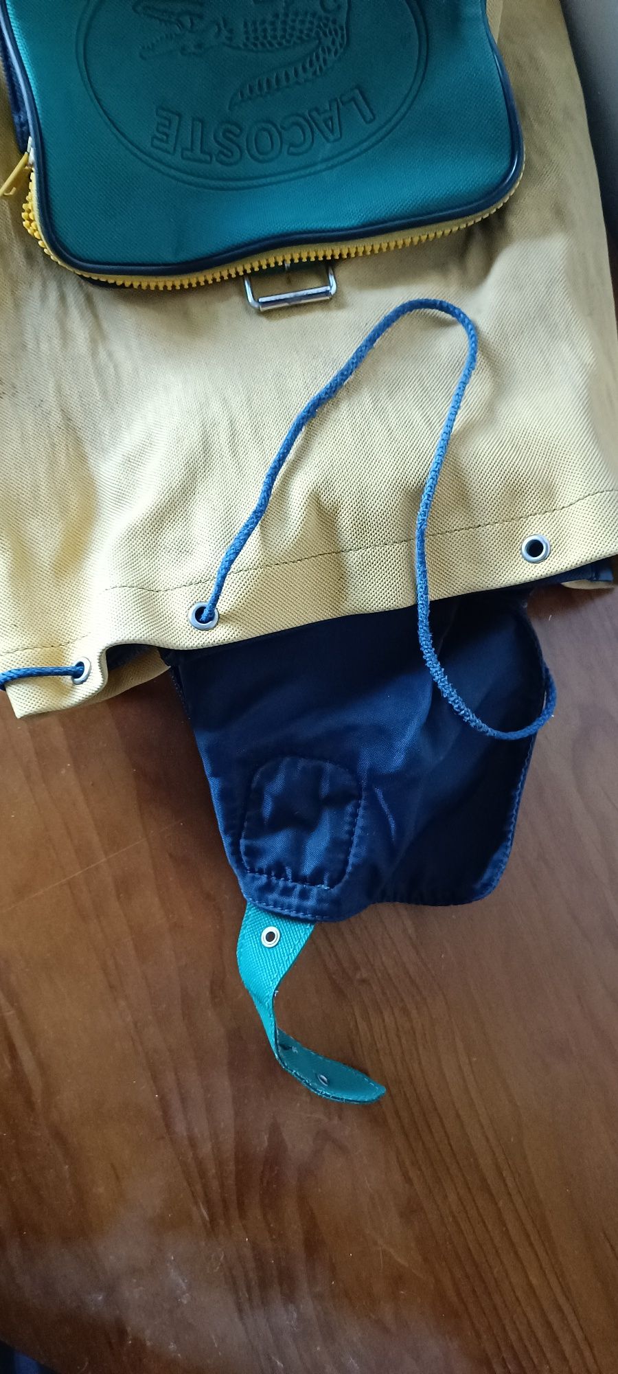 Mochila com uso da Lacoste