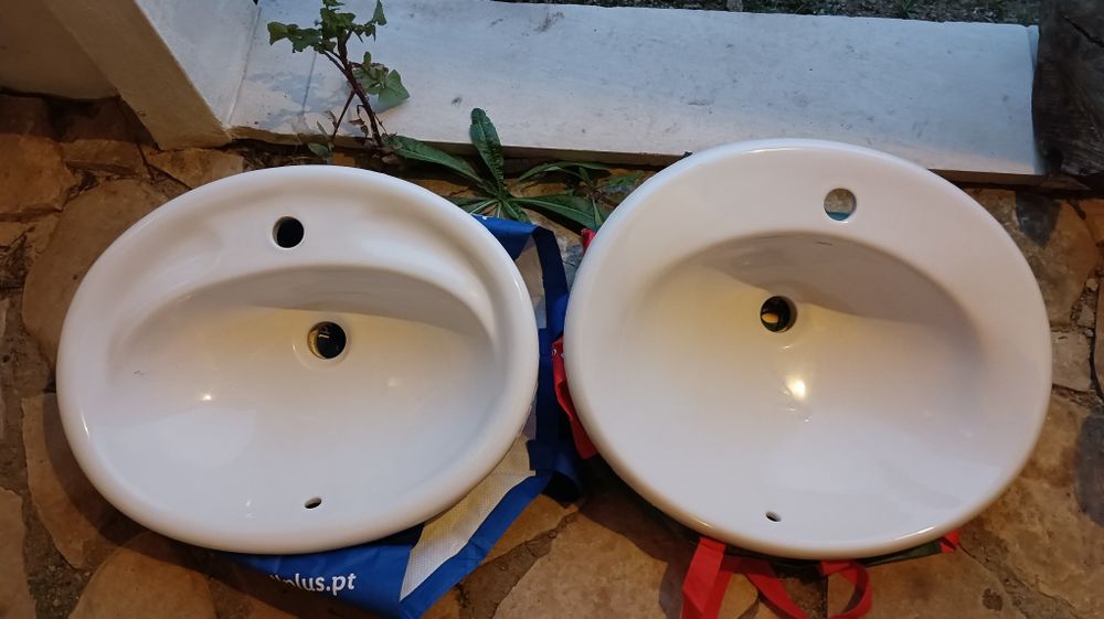 Dois lavatórios bom estado