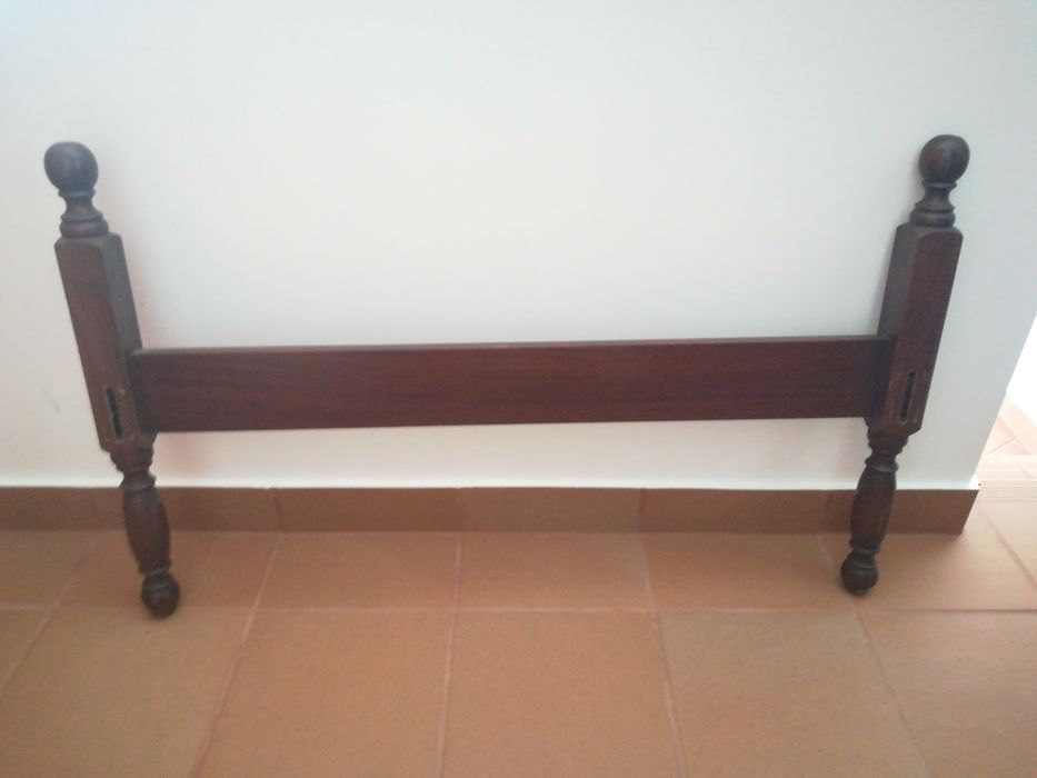 Cama de madeira maciça