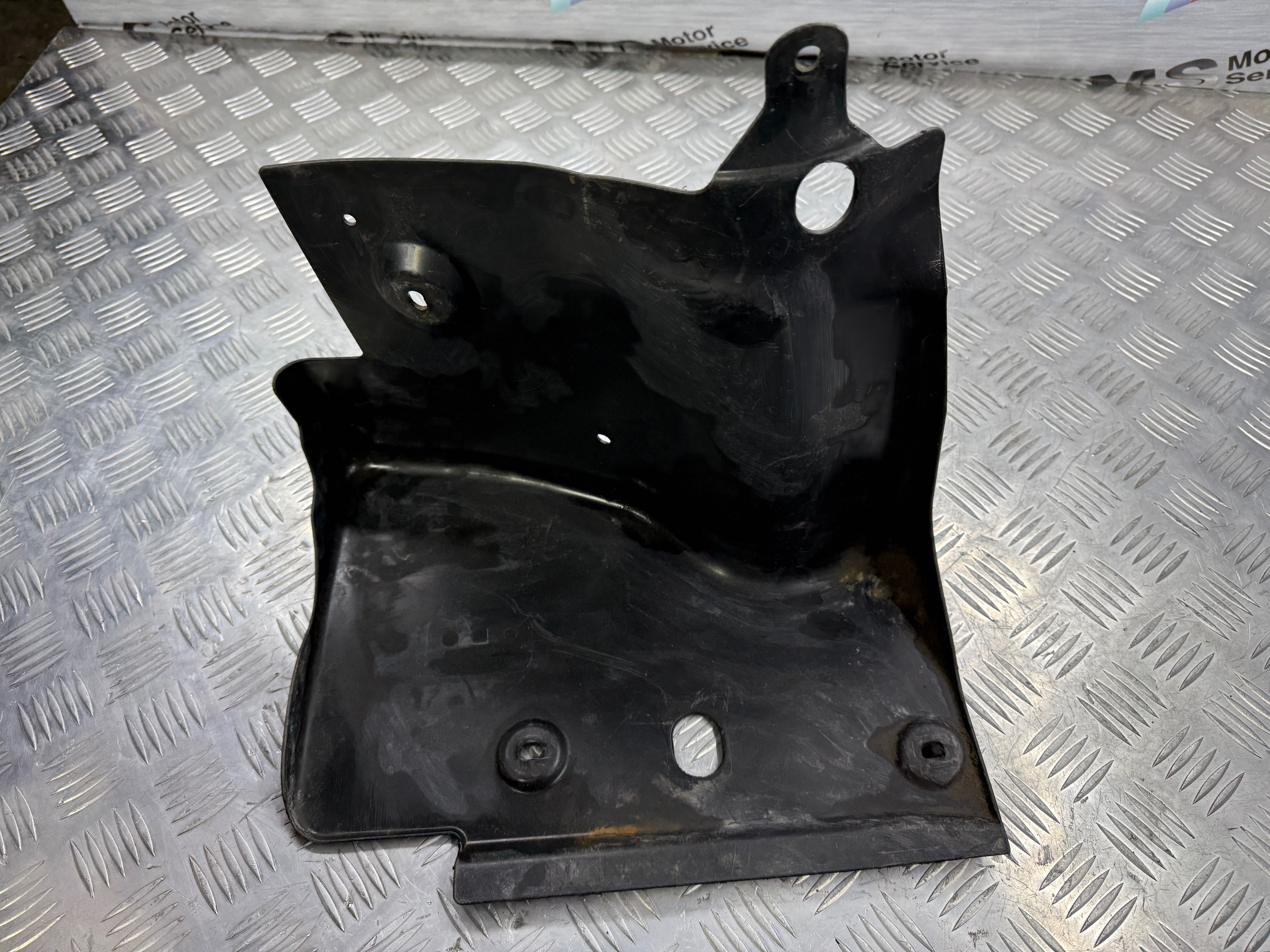 Защита двигателя правая  opel astra h 1.6 2004-2010 13114646