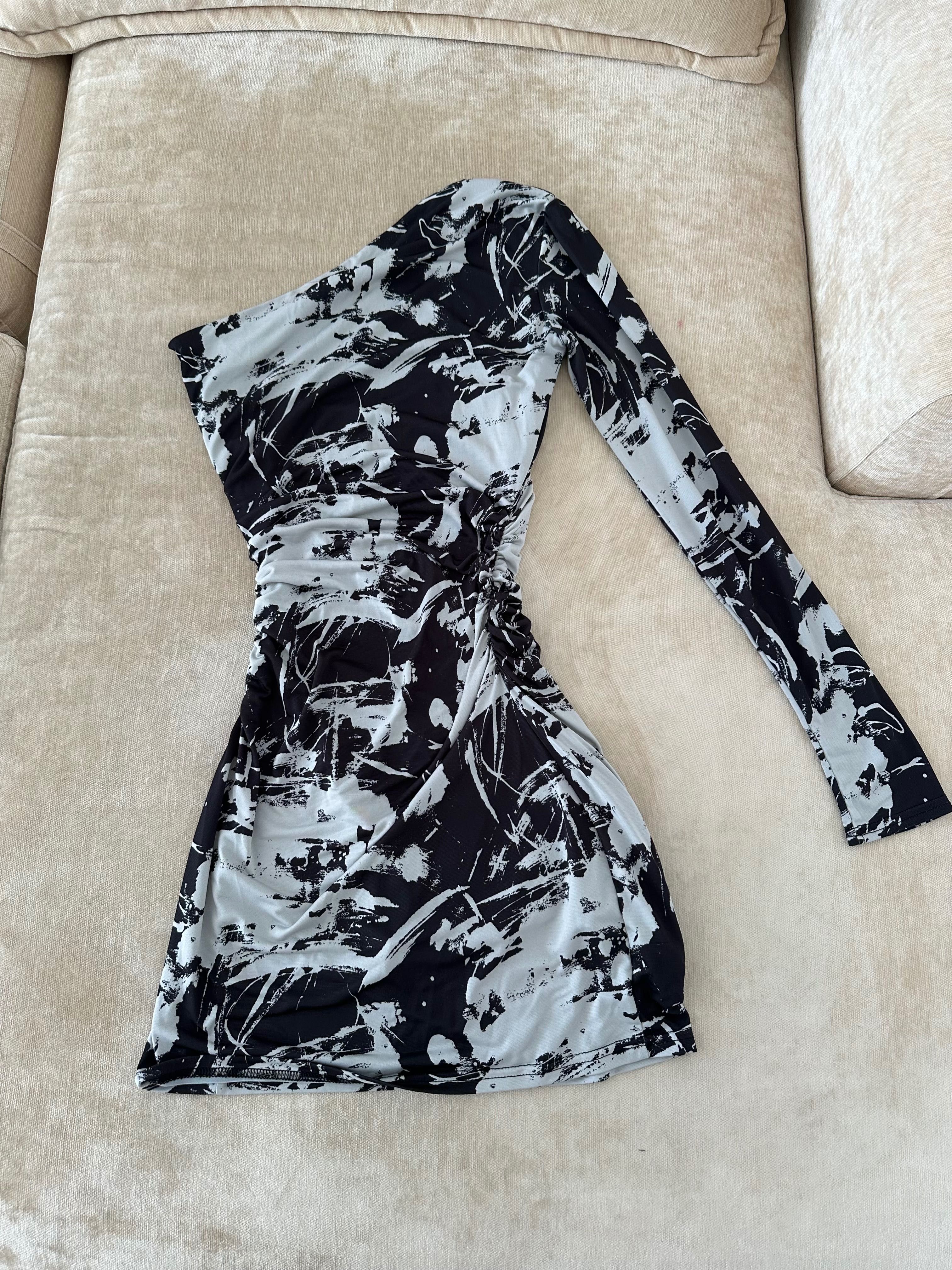 Платье ZARA мини черно-белое