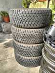 4 Pneus 215/55 R16; jantes e tampões