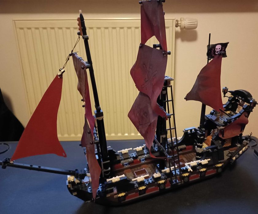 Duży statek piracki z klocków (czerwone żagle).