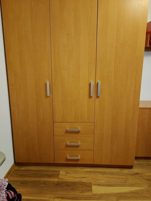 Sprzedam zestaw mebli: szafa, komoda i 2 półki