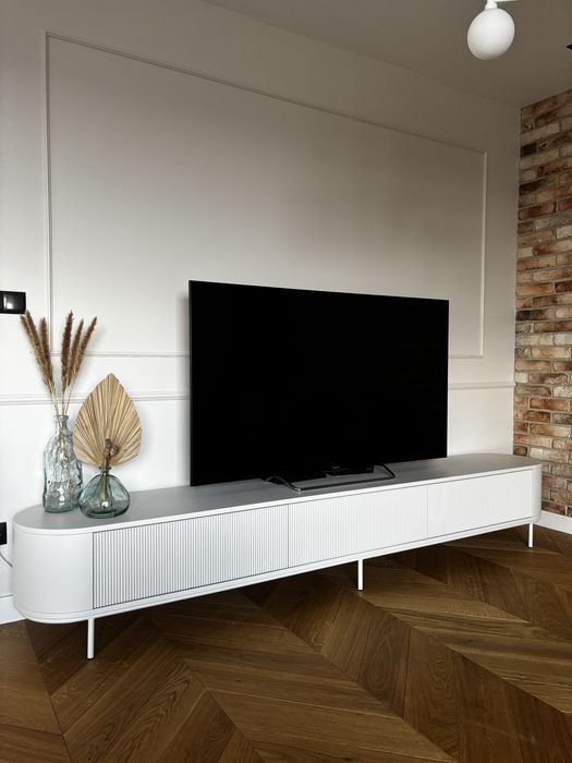 Ekskluzywna szafka komoda rtv lakierowana kaszmir lamele ryfle