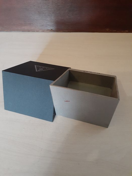 Коробка,  GUESS в хорошому стані .+JOEFOX з подушкою+emporio Armani
