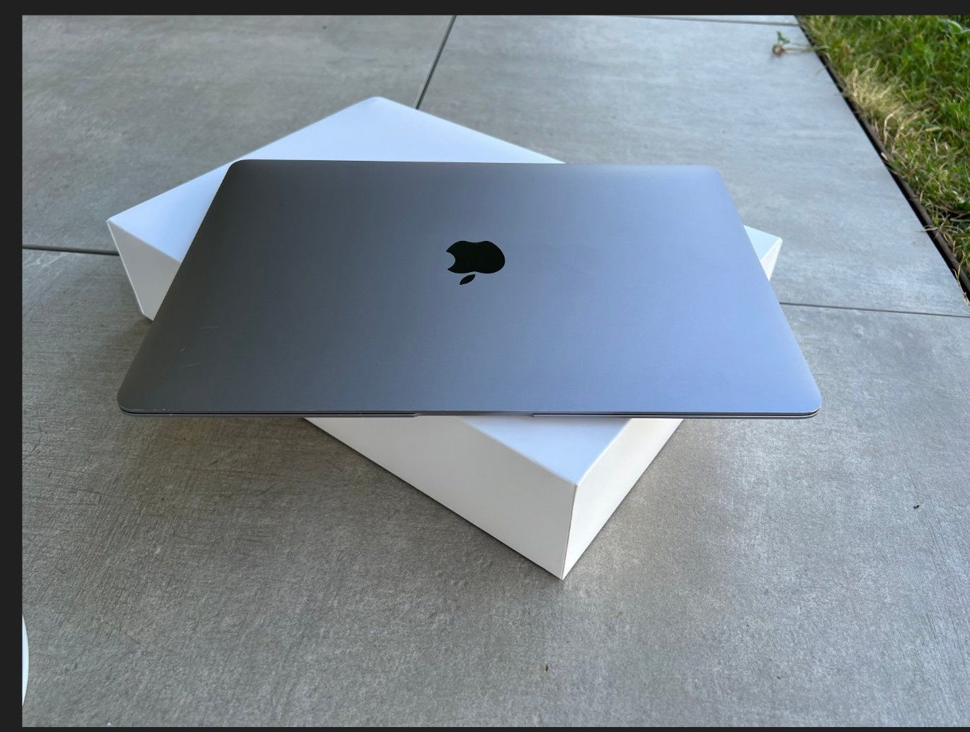 Apple Macbook Air M1 chip. 13 cali