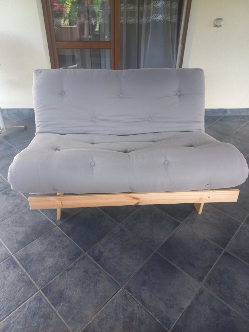 Sofa rozkładana z wygodnym materacem.