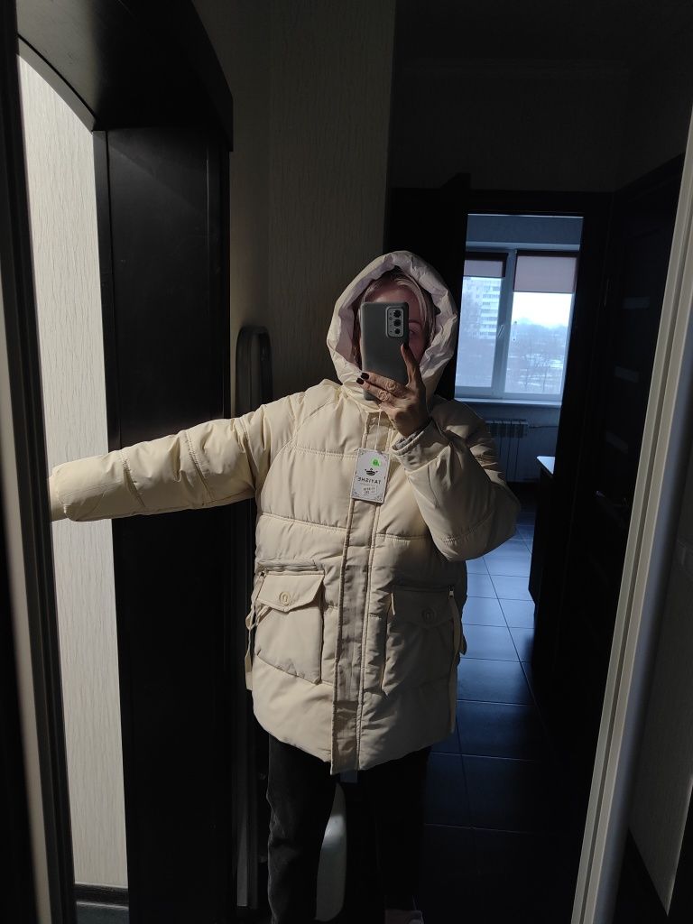 Новая куртка/пуховик  осень зима молочного цвета, р. M/L/XL
