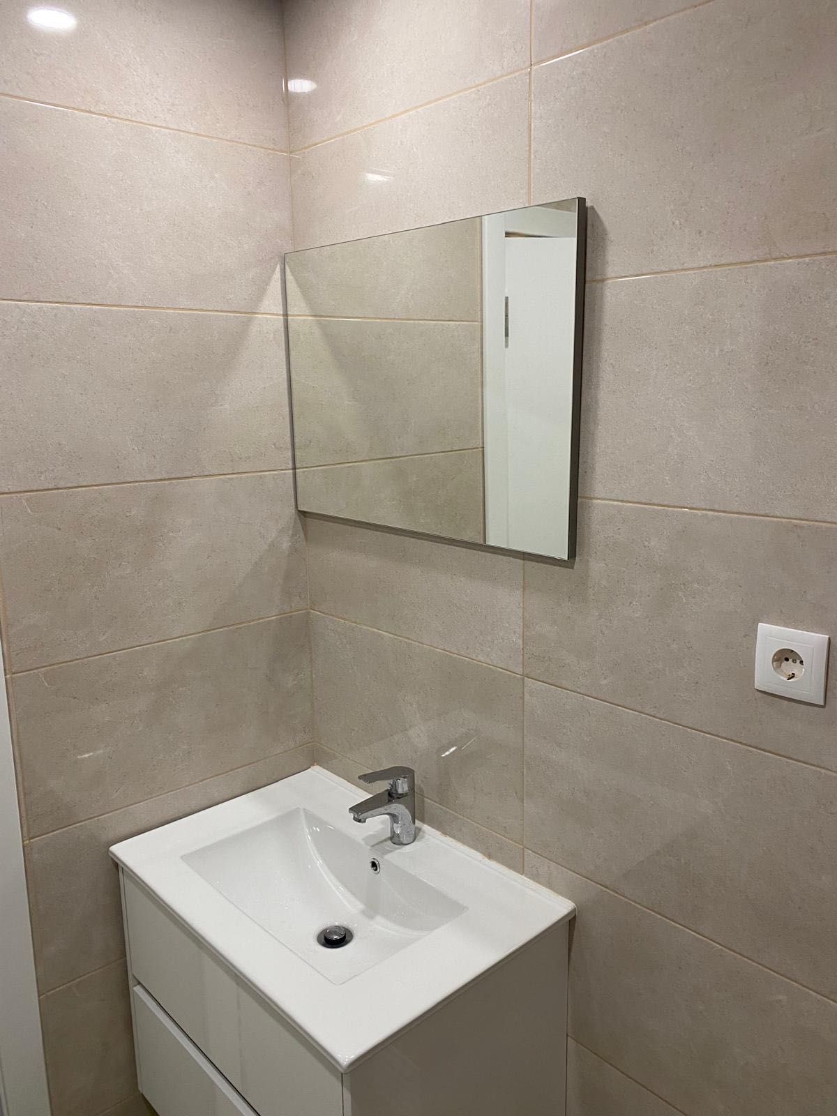 Alugo quarto a estudante rapariga