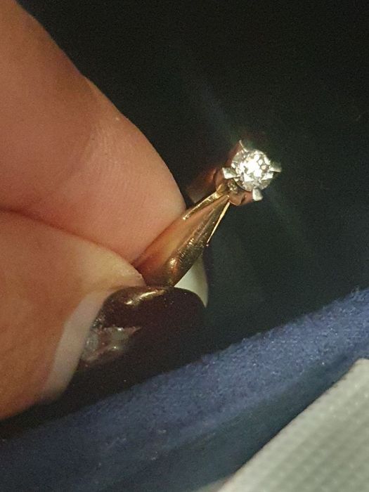 Золотое кольцо с бриллиантом