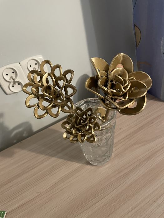 Ozdobne metalowe kwiaty