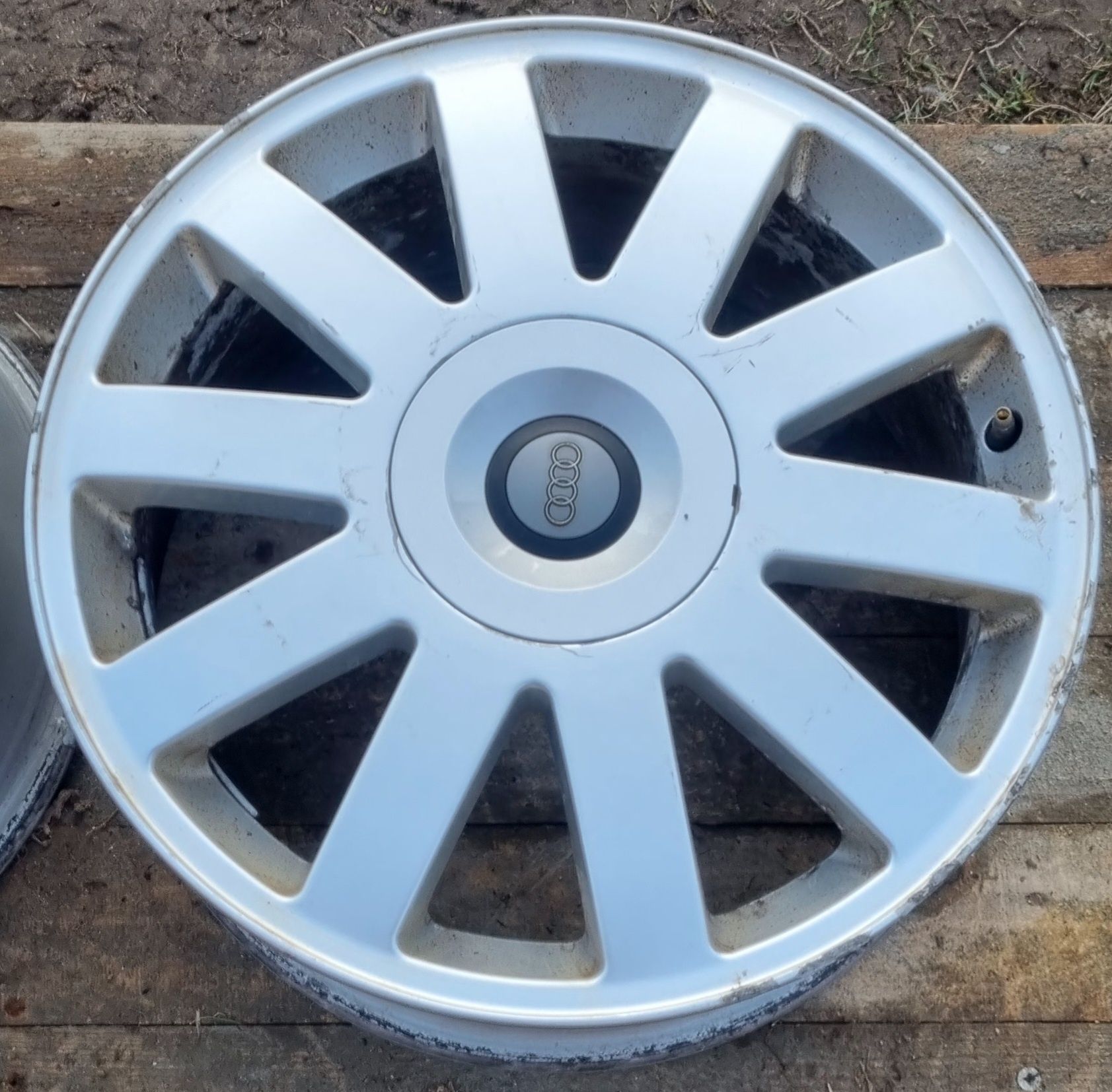 Felgi aluminiowe oryginał Audi 4D0 17" 5x112 et39 7j otwór 57