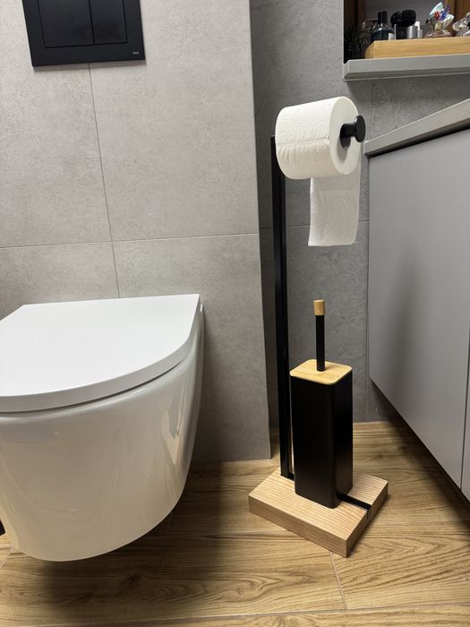Stojak na papier toaletowy z drewnianą podstawą. PROMOCJA
