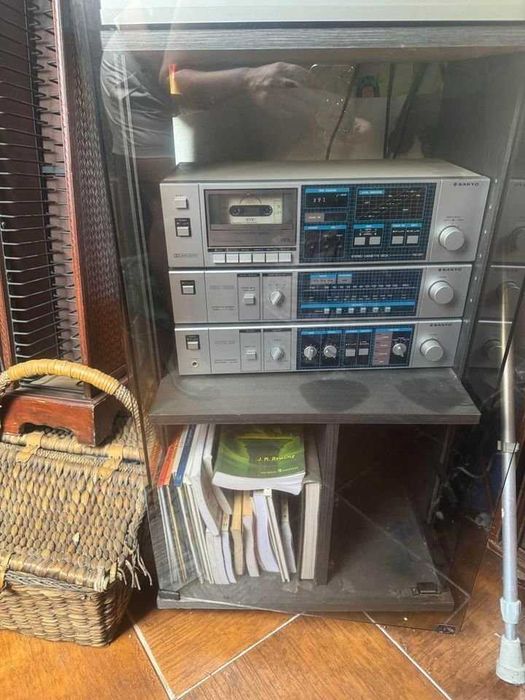 Aparelhagem da marca sanyo, com duas
colunas.