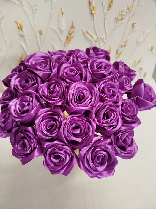 róże wykonane z satynowej wstążki