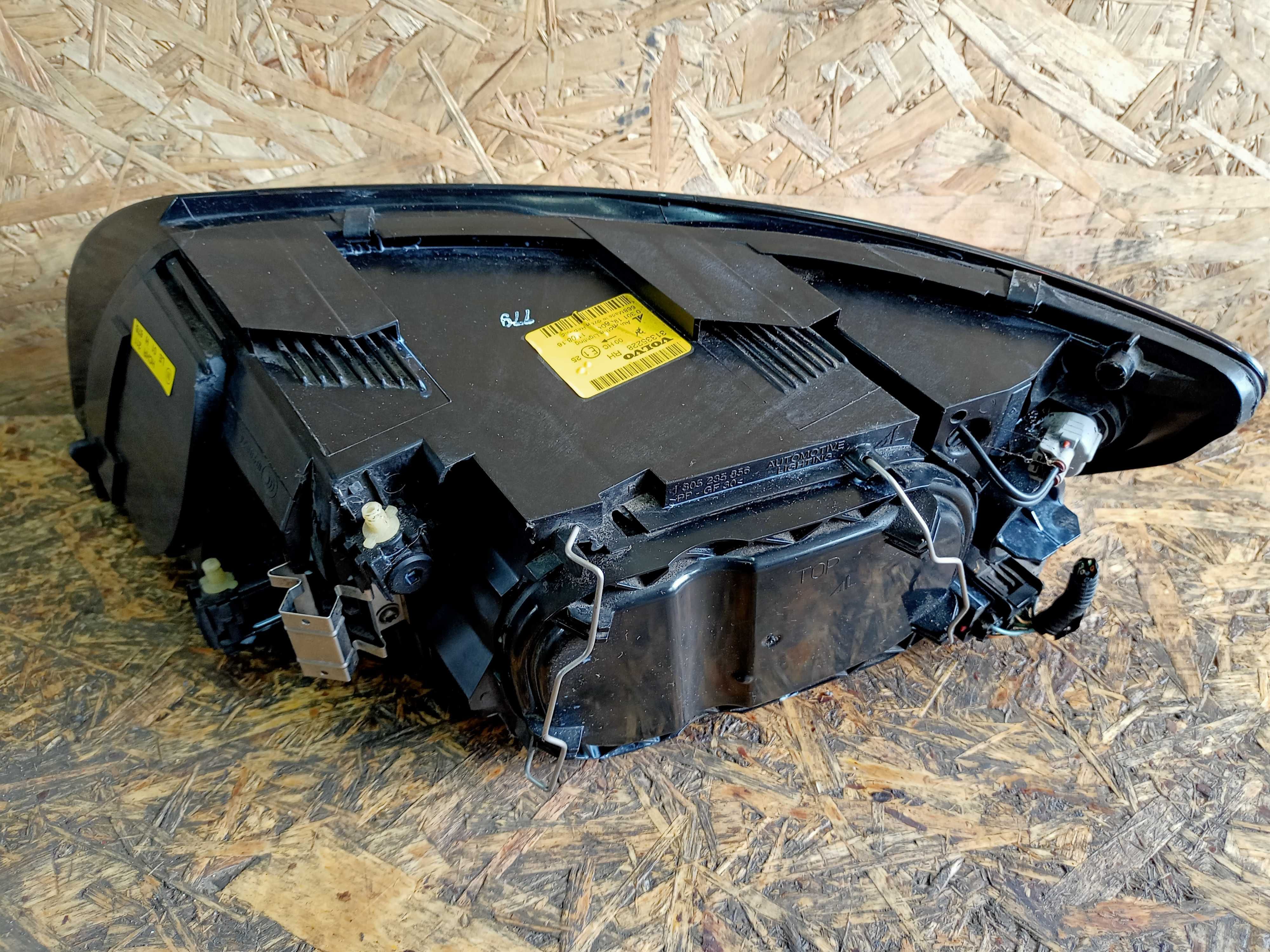 Volvo V50 S40 lampa przód przednia prawa oryginał angielska jak nowa