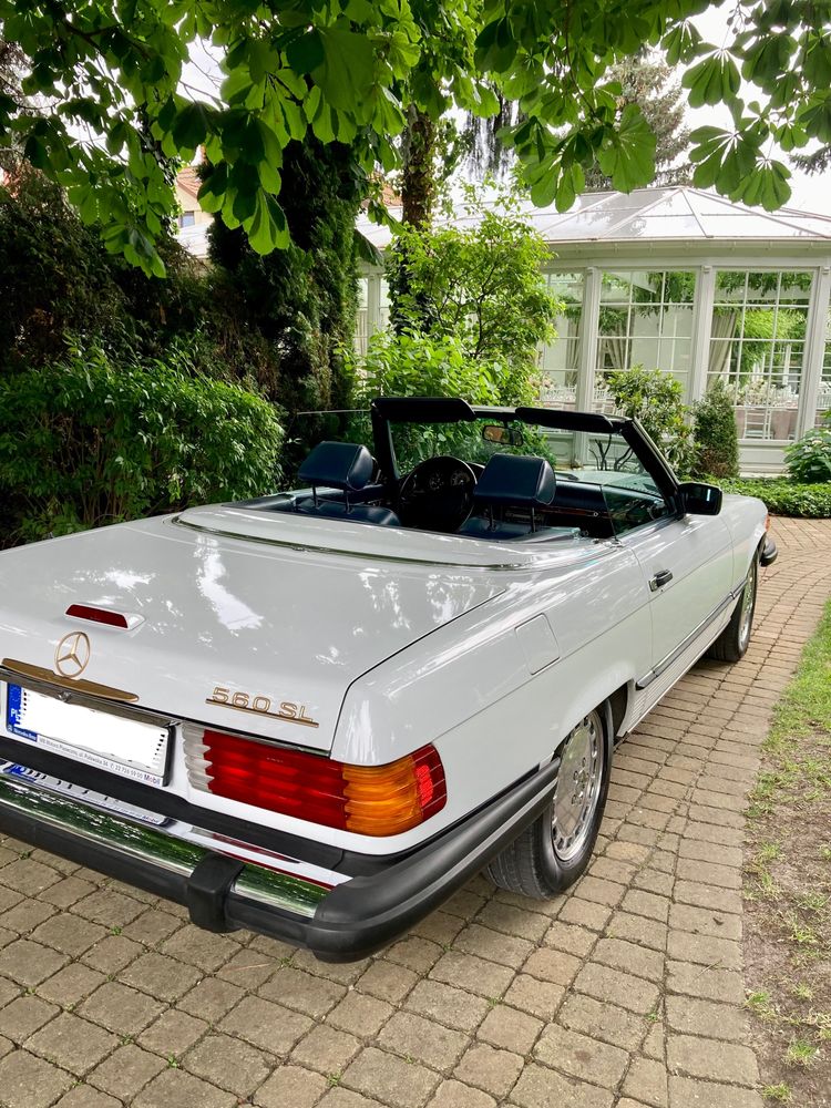 Auto do ślubu Mercedes SL560 zabytkowy biały kabriolet vintage