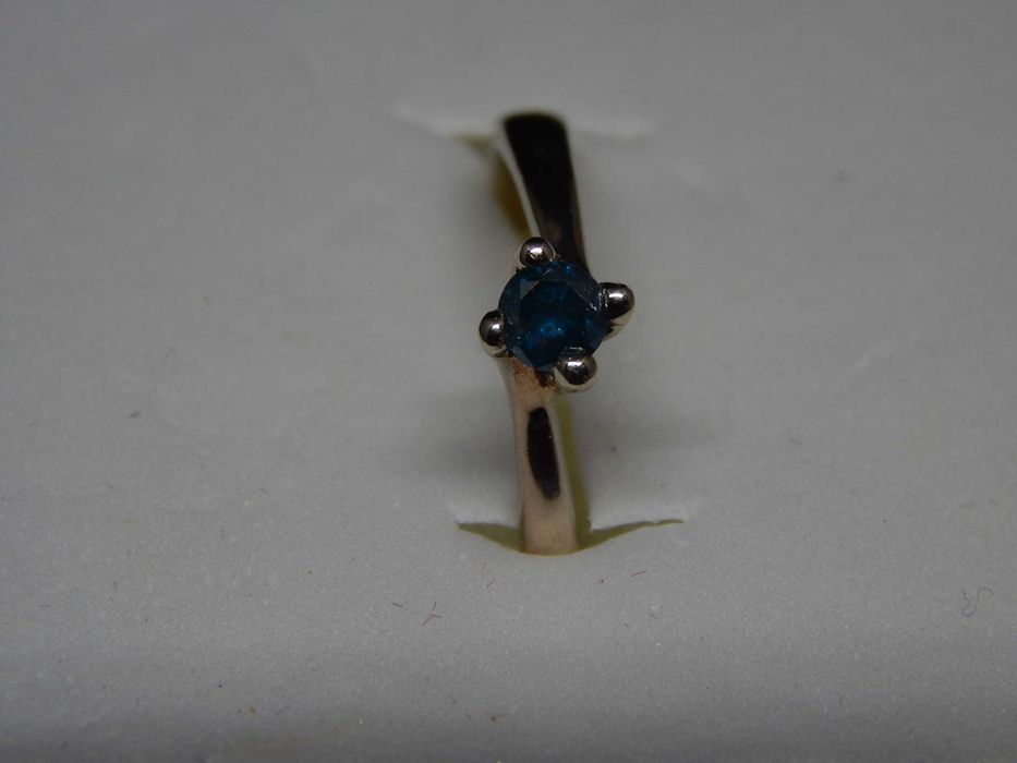 złoty pierścionek z niebieskim diamentem