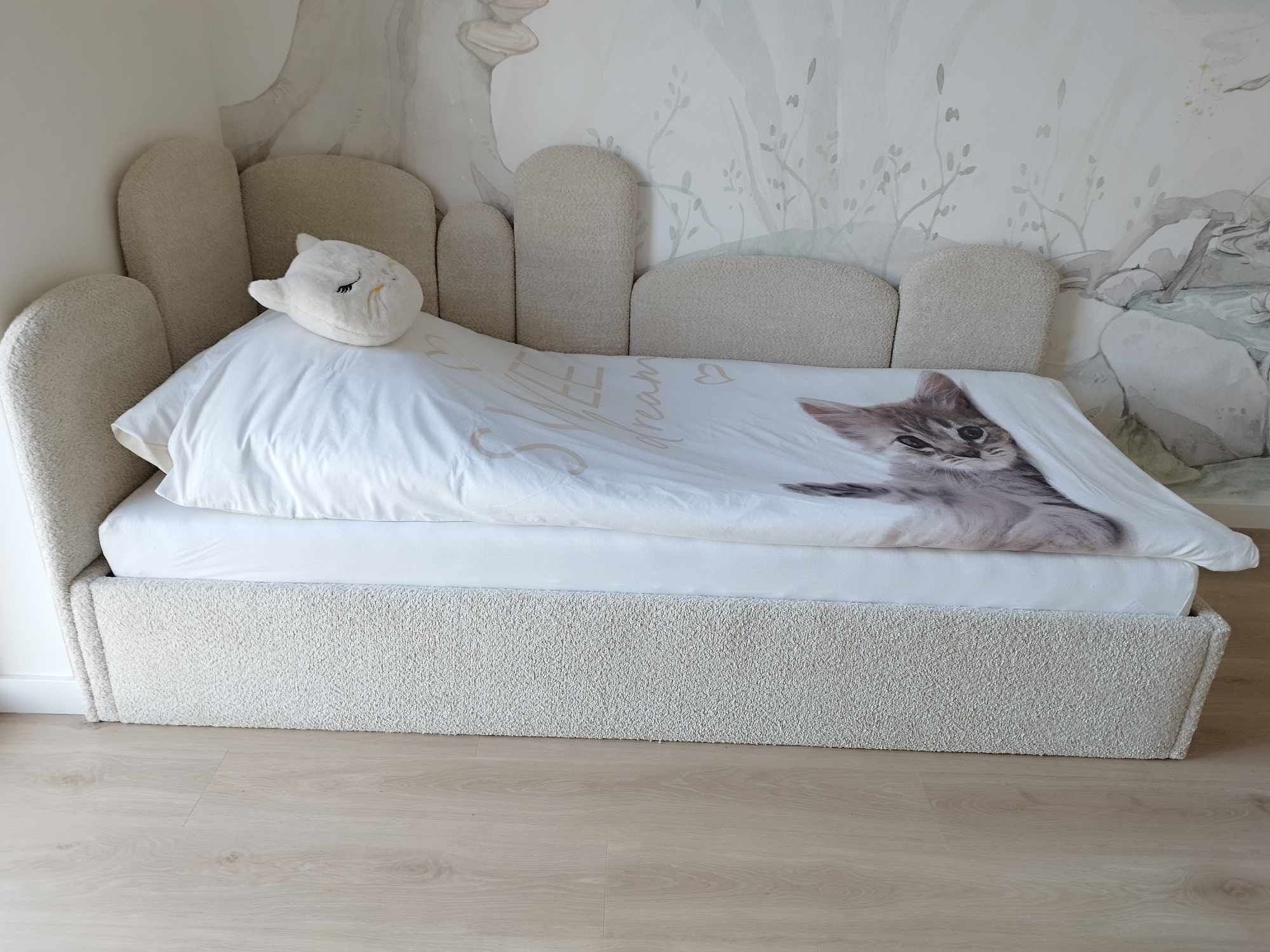 Solidne łóżko tapicerowane do pokoju dziecka a wymiar.