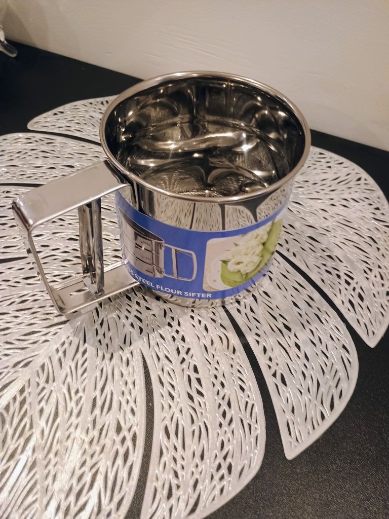 Przesiewacz do mąki z rączką