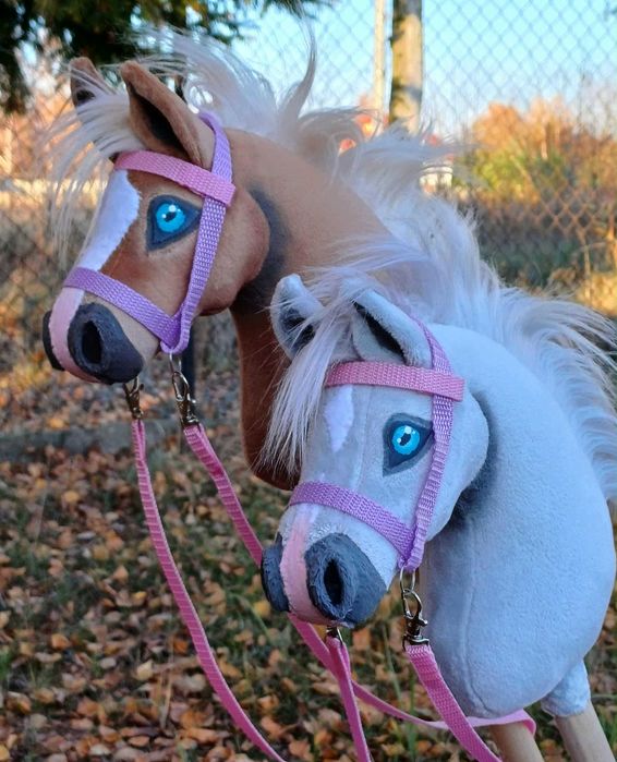 Uroczy Konik Hobby Horse Źrebak A5 + sprzęt siwy