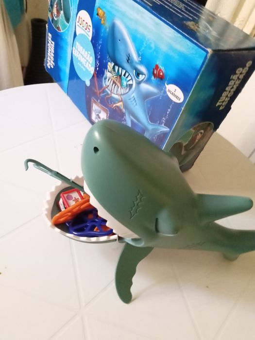 Jogo tubarão esfomeado, faminto