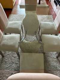 Mesa de sala de jantar em pedra e vidro com pernas em inox