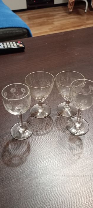 Zestaw 4 kieliszków że szkła uranowego