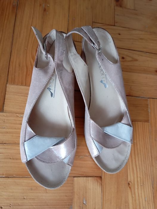 Sandały na koturnie 39