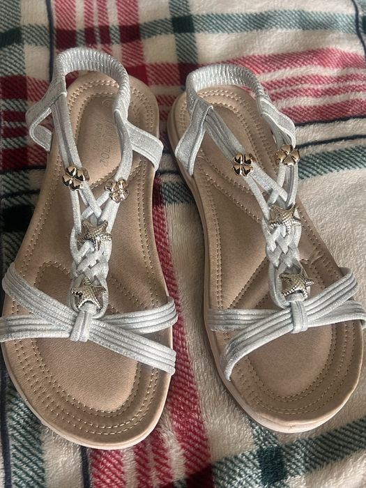 nowe sandaly w kolorze srebrnym