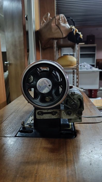 Máquina de costura antiga Oliva - PARA DESOCUPAR