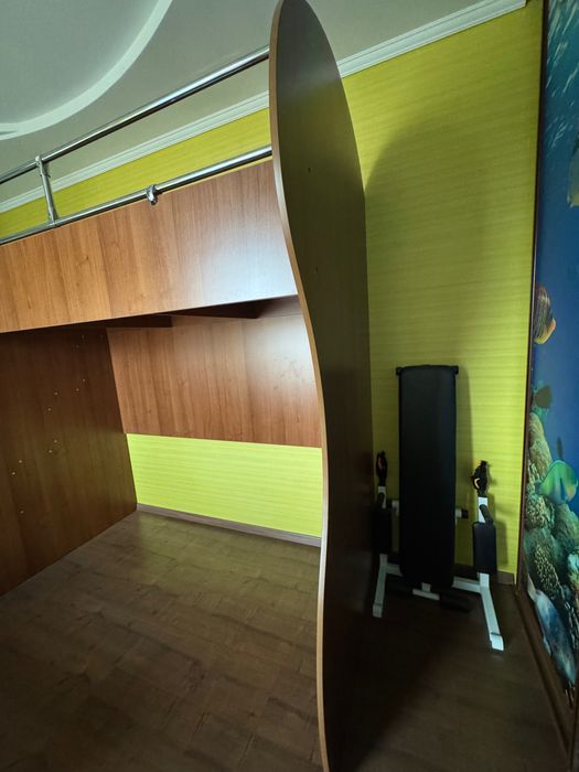 Ліжко-горище з поличками для книг