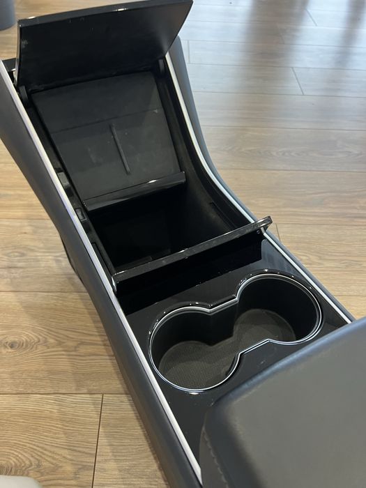 Центральна консоль Tesla model 3 із зарядним пристроєм