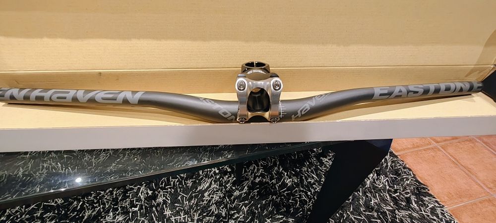 Guiador e avanço em carbono novo em caixa Easton Havenn