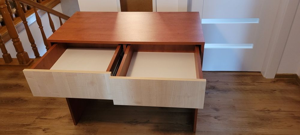 Stylowe biurko / toaletka – idealne do pracy i makijażu