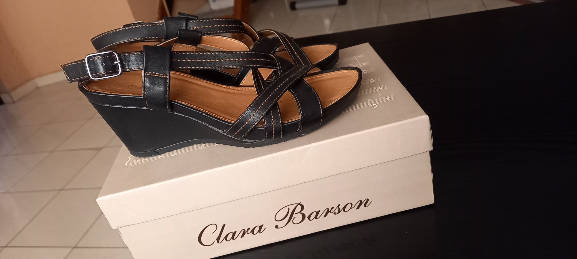 Sandałki na koturnie Clara Barson