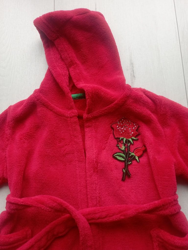 Oddam za 10 zł czerwony szlafrok dla dziewczynki 92/98