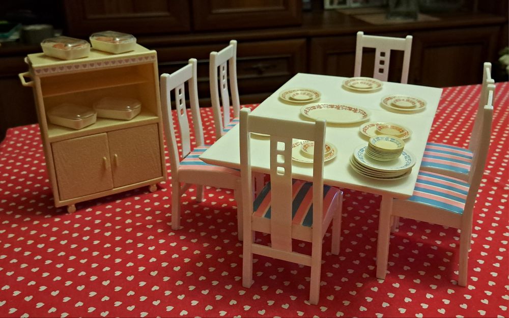 Szafka serwują, stół z krzesłami