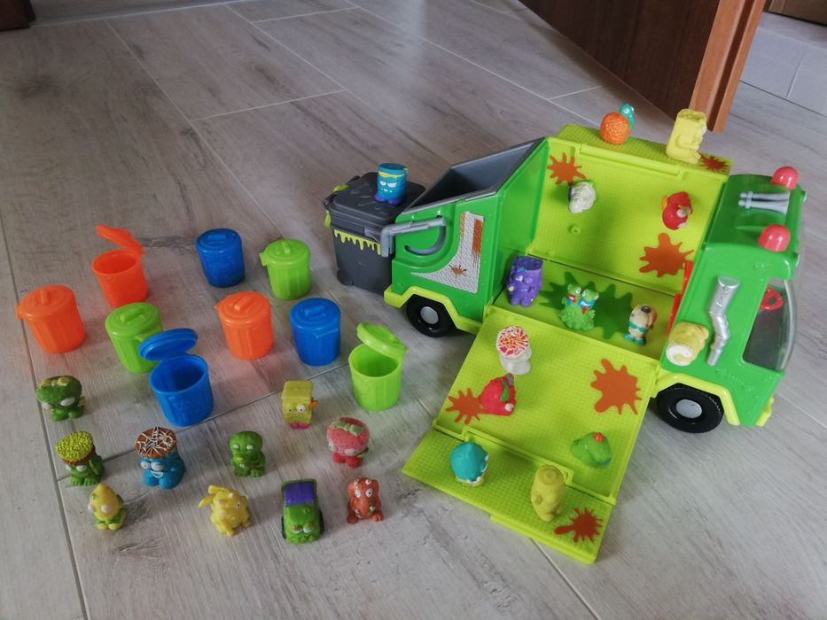 Śmieciarka ze smieciakami