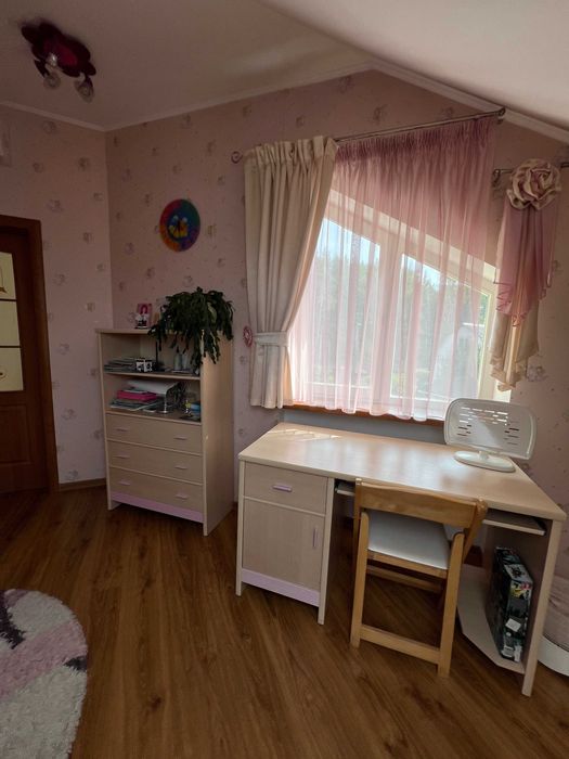 Продаж двоповерхового будинку з сауною напроти лісу.