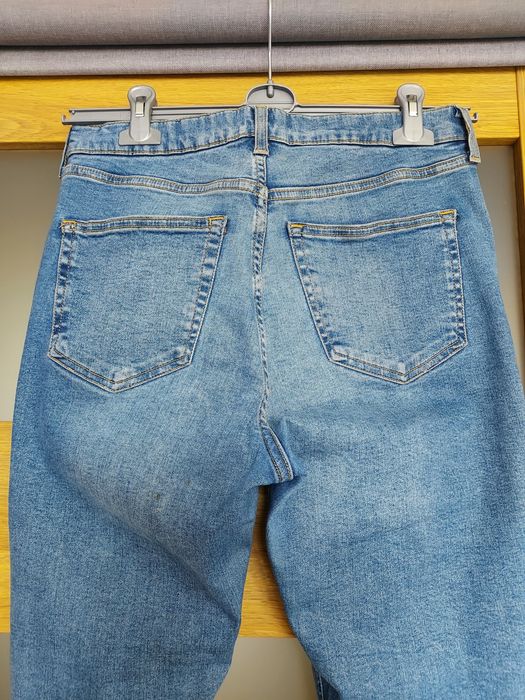 Dżinsy rurki z dziurami