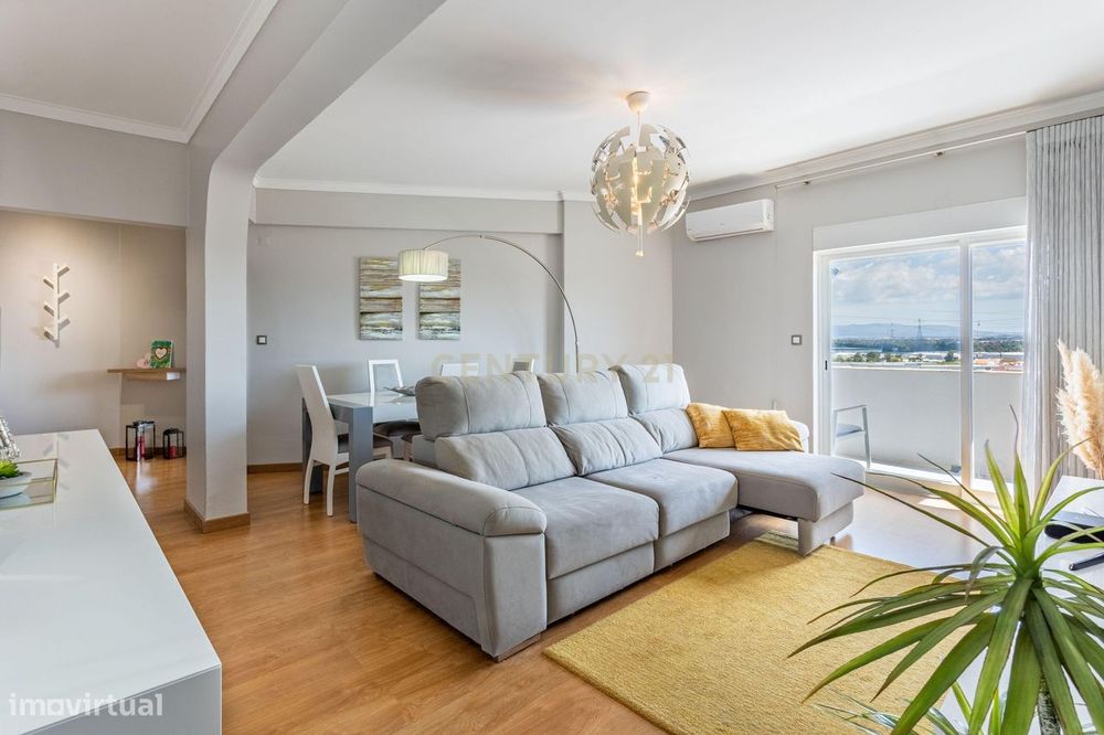 Apartamento T2 com varanda e terraço comum, na Aldeia de Paio Pires -