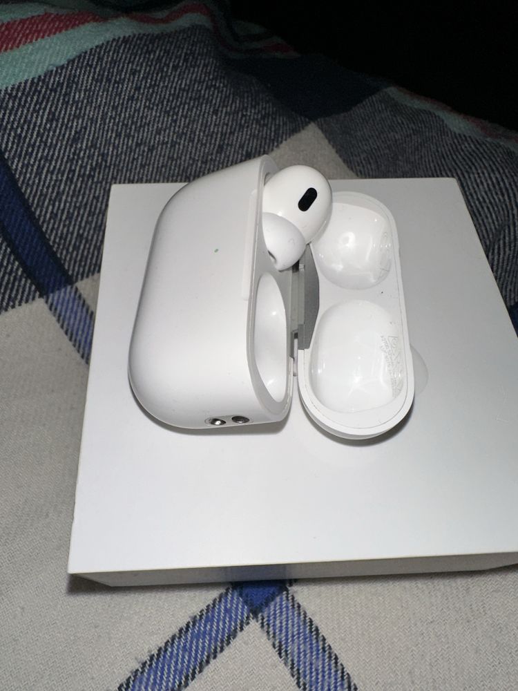 Airpods pro 1. Кейс, и левый наушник.